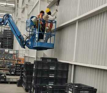 Limpiando el Cielo de tu Fábrica: Desafíos, Soluciones en la Limpieza en Alturas